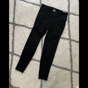 Black Old Navy active leggings with mesh inserts (large)